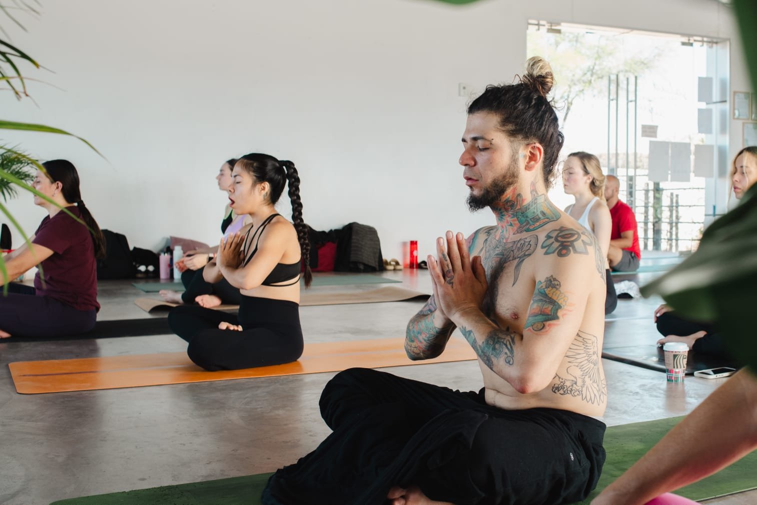 Grupo practicando yoga en Teocalli